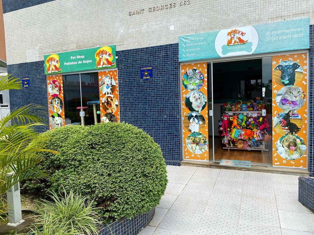 Entrada da loja com brinquedos à vista