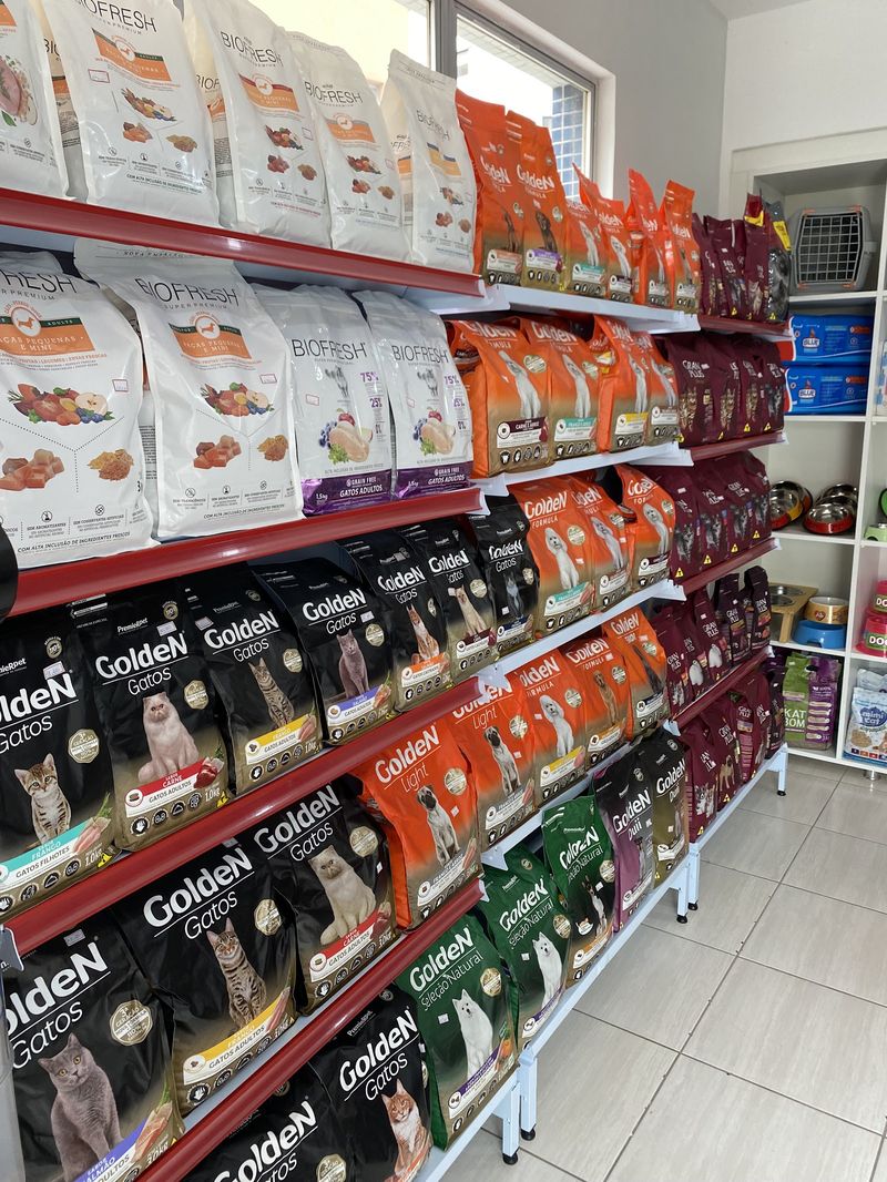Corredor com sacos de ração